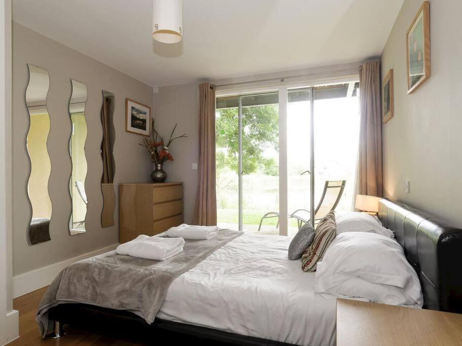 Cotswolds Lake Side Home With Luxury Spa Swallows Nest,Lower Mill Estate, Lakeside Home And Spa With A Harry Potter Cupboard Under The Stairs Somerford Keynes Exterior foto