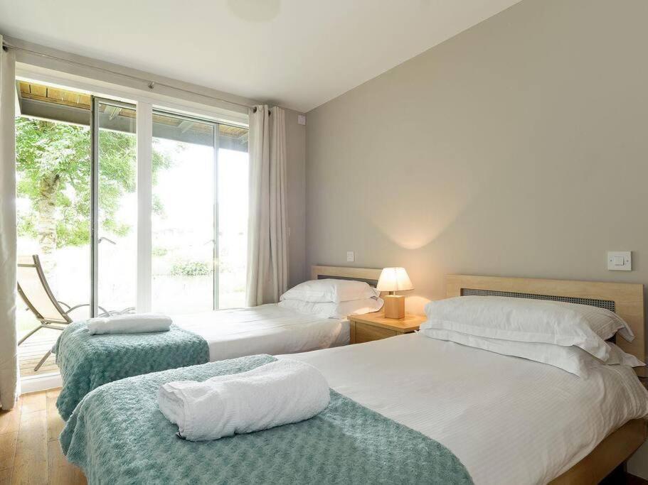 Cotswolds Lake Side Home With Luxury Spa Swallows Nest,Lower Mill Estate, Lakeside Home And Spa With A Harry Potter Cupboard Under The Stairs Somerford Keynes Exterior foto