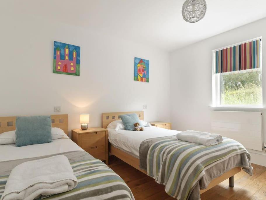 Cotswolds Lake Side Home With Luxury Spa Swallows Nest,Lower Mill Estate, Lakeside Home And Spa With A Harry Potter Cupboard Under The Stairs Somerford Keynes Exterior foto