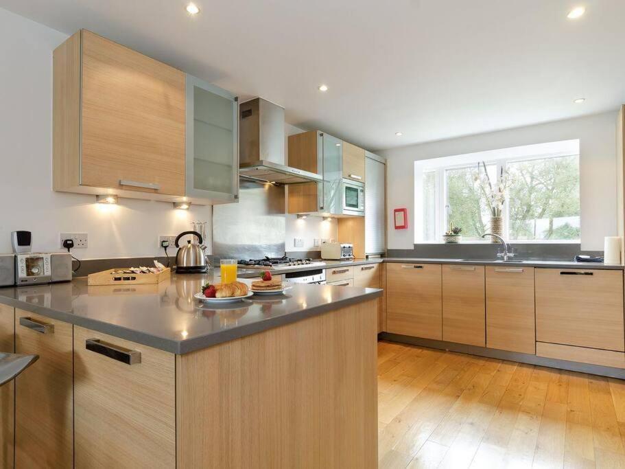 Cotswolds Lake Side Home With Luxury Spa Swallows Nest,Lower Mill Estate, Lakeside Home And Spa With A Harry Potter Cupboard Under The Stairs Somerford Keynes Exterior foto